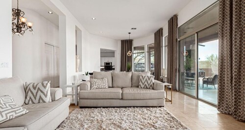 Spacious 4-bedroom house with Mountain View’s, pool and putting green. 