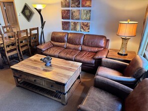 Een televisie, een open haard en een kantoor