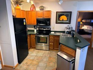 Køleskab, mikrobølgeovn, ovn, kogeplade