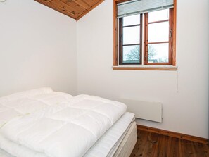 A bedroom with a single bed, a window with blinds, and a radiator. - 4 Star Holiday Home in Hovborg (Hovborg)