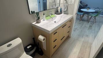 Serviettes fournies, savon, papier de toilette