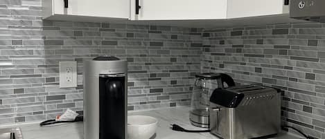 Jääkaappi, mikroaaltouuni, liesi, astianpesukone