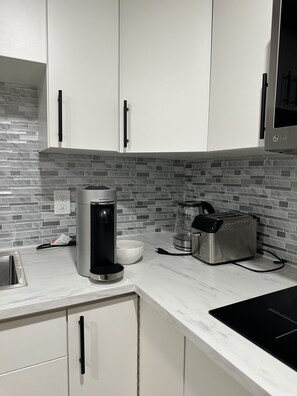 Geladeira, micro-ondas, cooktop, lava-louças