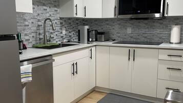 Réfrigérateur, four à micro-ondes, surface de cuisson, lave-vaisselle