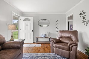 Smart TV, fireplace - Renovated Private Cottage w/Hot Tub! Covington, TN (Covington)