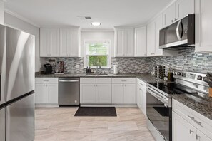 Fridge, microwave, oven, stovetop - Renovated Private Cottage w/Hot Tub! Covington, TN (Covington)