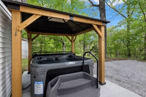 Outdoor spa tub - Renovated Private Cottage w/Hot Tub! Covington, TN (Covington)