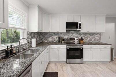 Renovated Private Cottage w/Hot Tub! Covington, TN