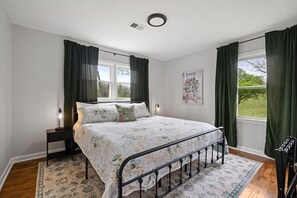 3 bedrooms, iron/ironing board, free WiFi, bed sheets - Renovated Private Cottage w/Hot Tub! Covington, TN (Covington)