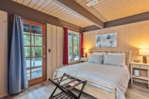 2 bedrooms, iron/ironing board, free WiFi, bed sheets - Relaxing, Private Cabin w/Hot Tub & Generator near Mt Rainier! (Ashford)