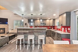 Fridge, microwave, oven, stovetop - Cabin near Mt Rainier w/Jetted Tub, Hot Tub, EV! (Ashford)