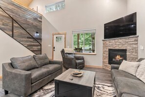 Smart TV, fireplace - Cabin near Mt Rainier w/Jetted Tub, Hot Tub, EV! (Ashford)