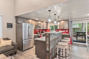 Refrigerador, microondas, horno y parrilla de estufa 