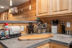 Interior - Mt Rainier Cottage, Large Patio, Hot Tub, Firepit! (Ashford)