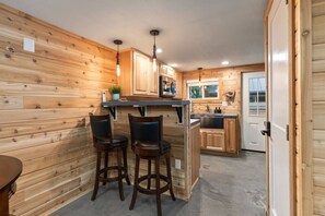 Fridge, microwave, oven, stovetop - Mt Rainier Cottage, Large Patio, Hot Tub, Firepit! (Ashford)