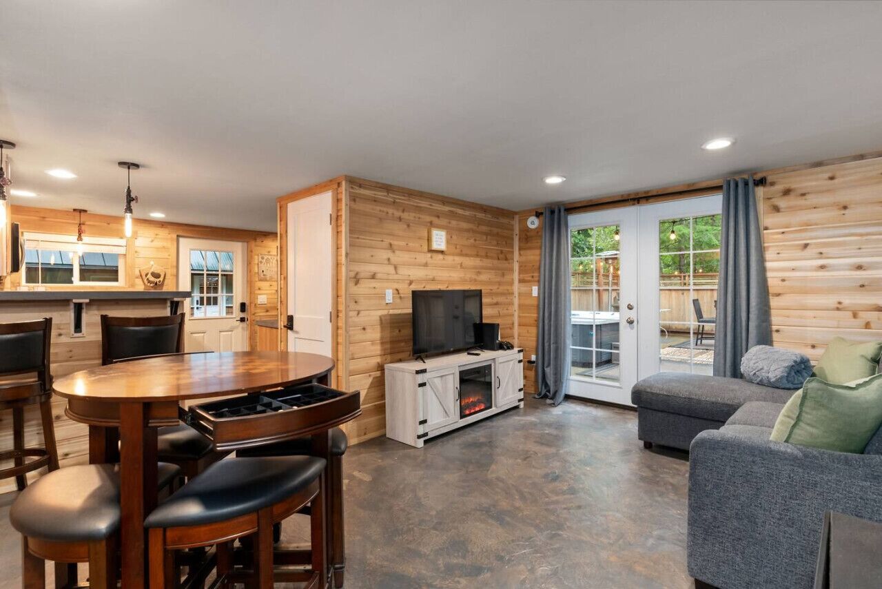 Smart-tv, een open haard, videospelletjes en een dvd-speler