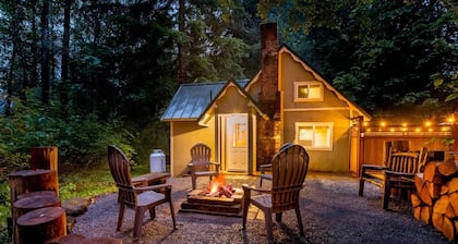 Mt Rainier Cottage, Large Patio, Hot Tub, Firepit!