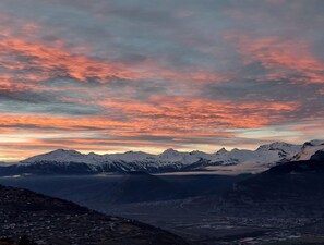 A mountainous landscape with snow-capped peaks and a valley below. - Spacious Apartment With Balcony (Veysonnaz)