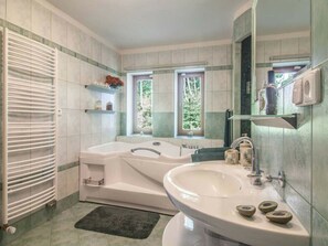 Villa | Bathroom - Comfortable Villa With Facilities (Benecko)