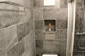 Apartment | Bathroom | Bathtub