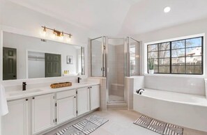 Free toiletries, soap, shampoo, toilet paper - The Bonnie - 5 Bed Near Everything (Cedar Park)