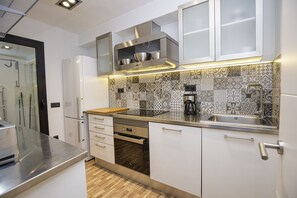 Kjøleskap og mikrobølgeovn