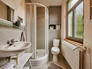 A bathroom with a shower, toilet, and sink. - Beautiful Villa With Comfort (Albrechtice v Jizerských horách)