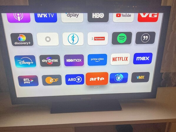 Una pantalla de televisión mostrando diversos logotipos de servicios de transmisión.