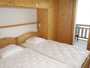 Apartment | 2 bedrooms, individually furnished, bed sheets