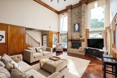 Relaxing Getaway: Charming home with Private pool!