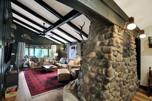 Smart TV, fireplace, books, stereo - The Elkstone - Hot Tub! (Conover)
