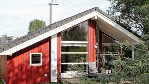 Un bâtiment rouge avec un toit en pente et de grandes fenêtres.