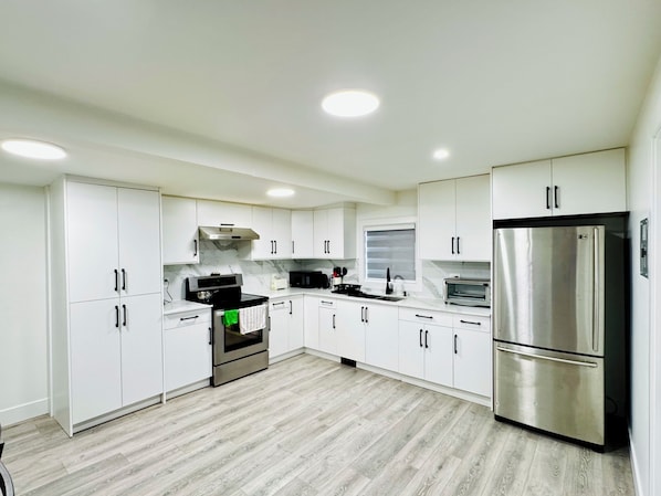 Four Ă  micro-ondes, un four, surface de cuisson