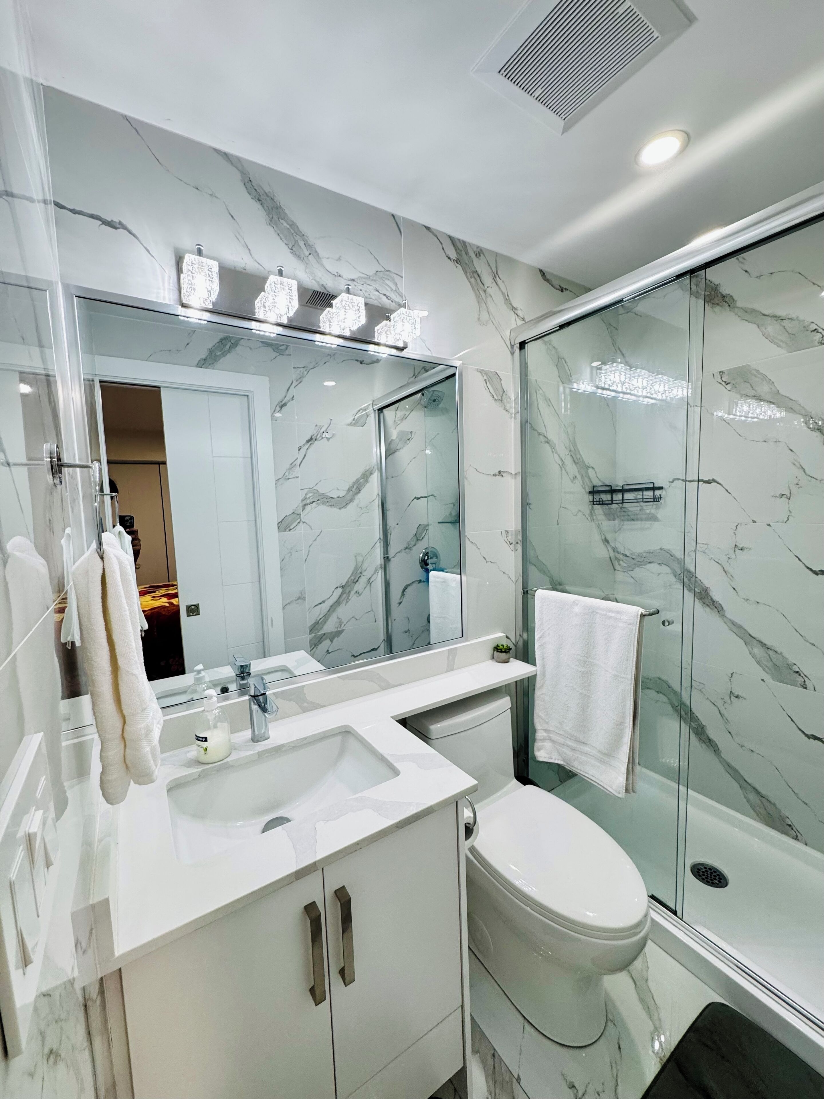 Doccia, asciugacapelli, asciugamani, sapone