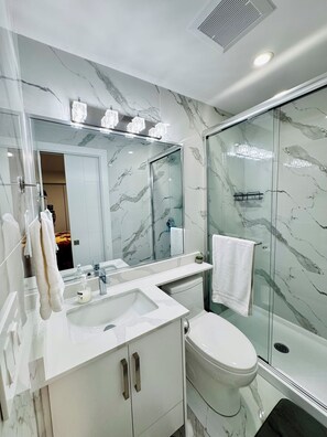 Shower, hair dryer, towels, soap - Charming 2-bedroom house with WiFi, AC in fabulous Abbotsford (Abbotsford)