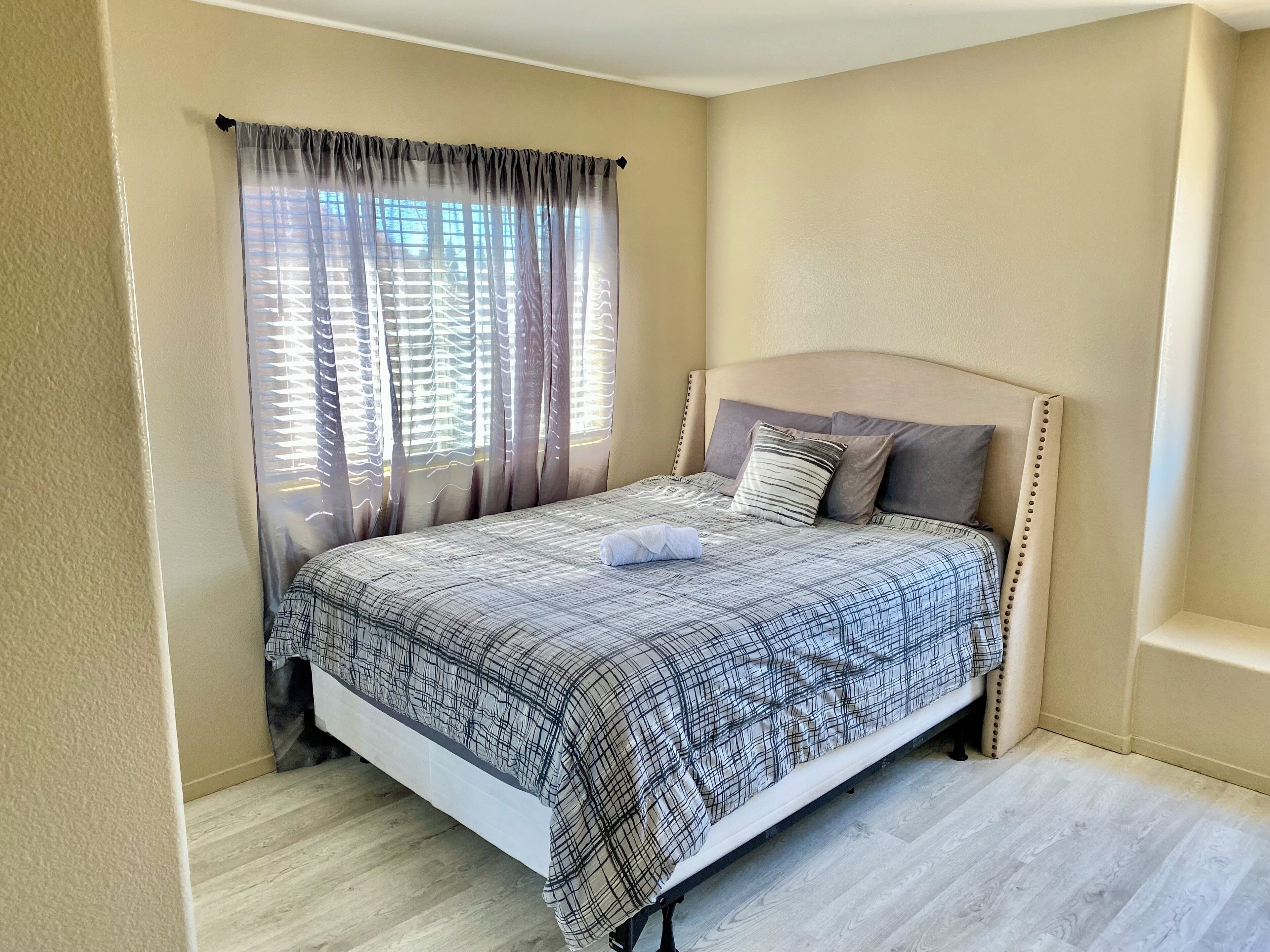 Desk, laptop workspace, free WiFi