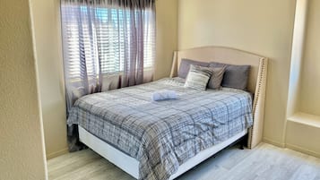 Double Room, 1 Queen Bed, Non Smoking | Desk, laptop workspace, free WiFi