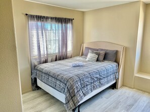 Camera doppia, 1 letto queen, non fumatori | Una scrivania, postazione laptop, Wi-Fi gratuito