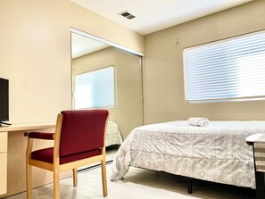 Desk, laptop workspace, free WiFi - Quiet&Private San Diego (San Diego)