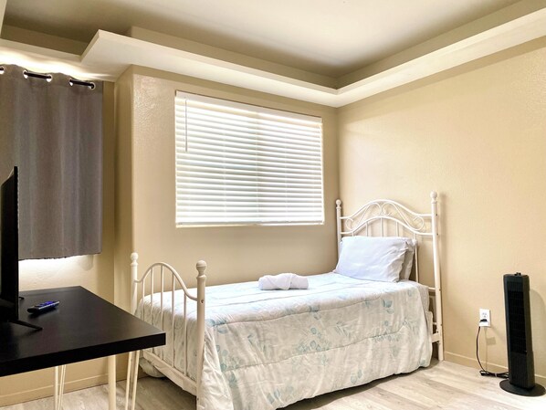 Desk, laptop workspace, free WiFi - Quiet&Private San Diego (San Diego)