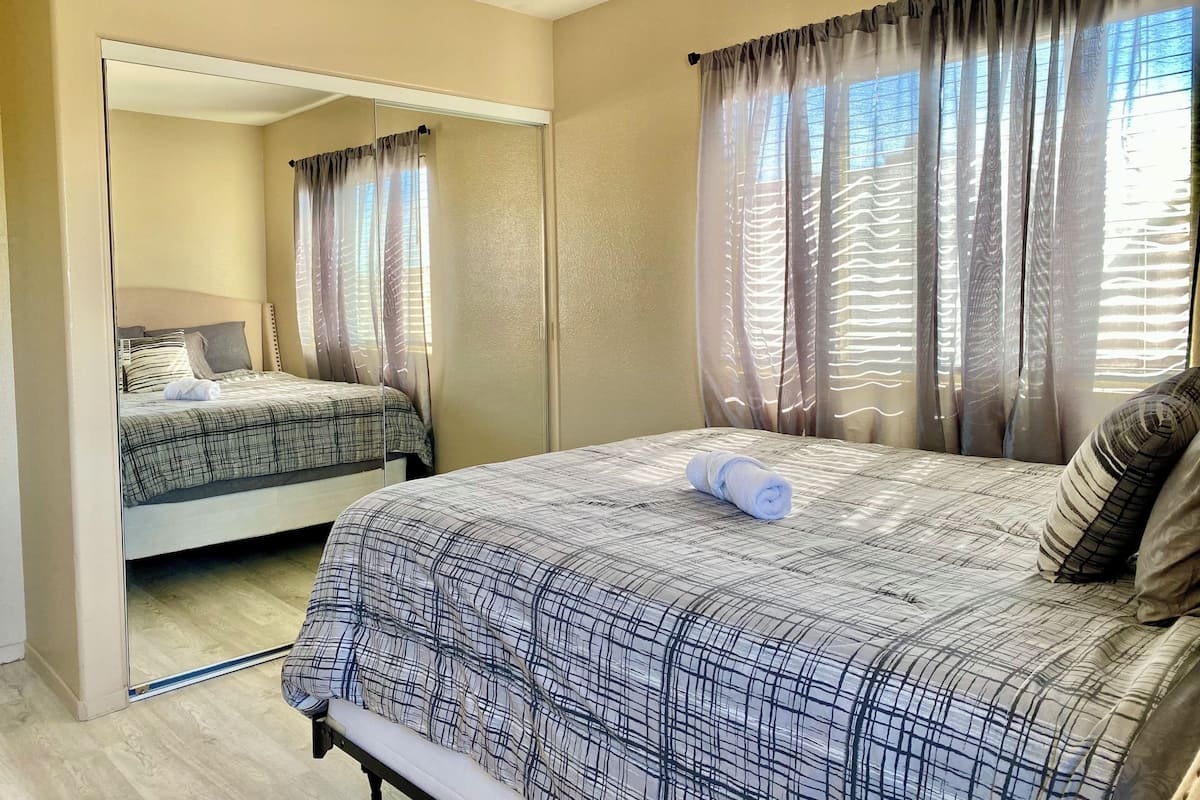 Double Room, 1 Katil Ratu (Queen), Non Smoking | Meja, ruang kerja komputer riba, Wi-fi percuma