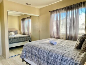 Tweepersoonskamer, 1 queensize bed, niet-roken | Een bureau, een laptopwerkplek, gratis wifi