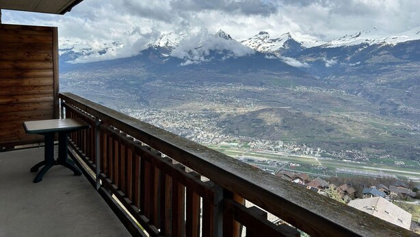 A balcony with a view of snow-capped mountains and a valley below. - Pleasant Apartment With Balcony (Veysonnaz)