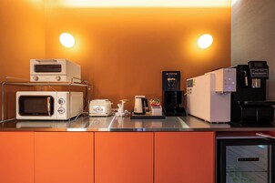 Free English breakfast on weekdays