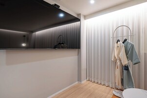 Desk, laptop workspace, free WiFi