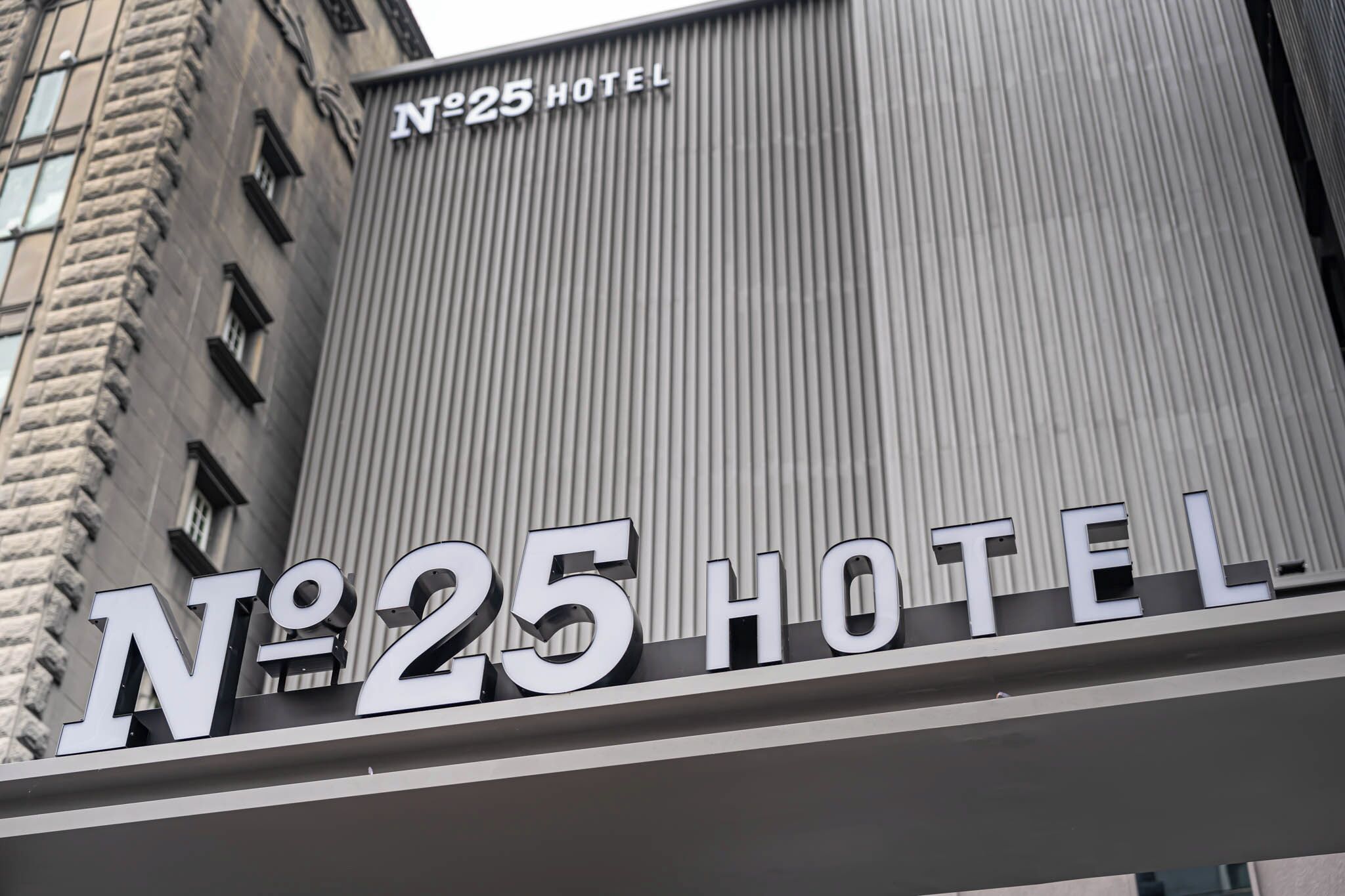 Fachada del Hotel No. 25, con un cartel llamativo que muestra su nombre.