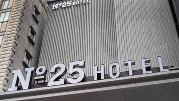 Fachada del Hotel No. 25, con un cartel llamativo que muestra su nombre.