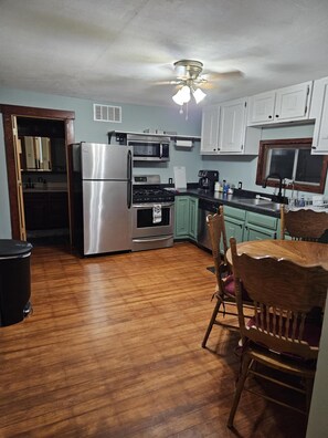 Geladeira, micro-ondas, fogão, cooktop