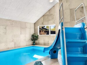Casa | Piscina | Una piscina cubierta, una piscina al aire libre