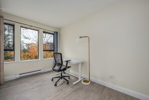 Interior - Live the North Shore dream in this mountain-view penthouse! (North Vancouver)